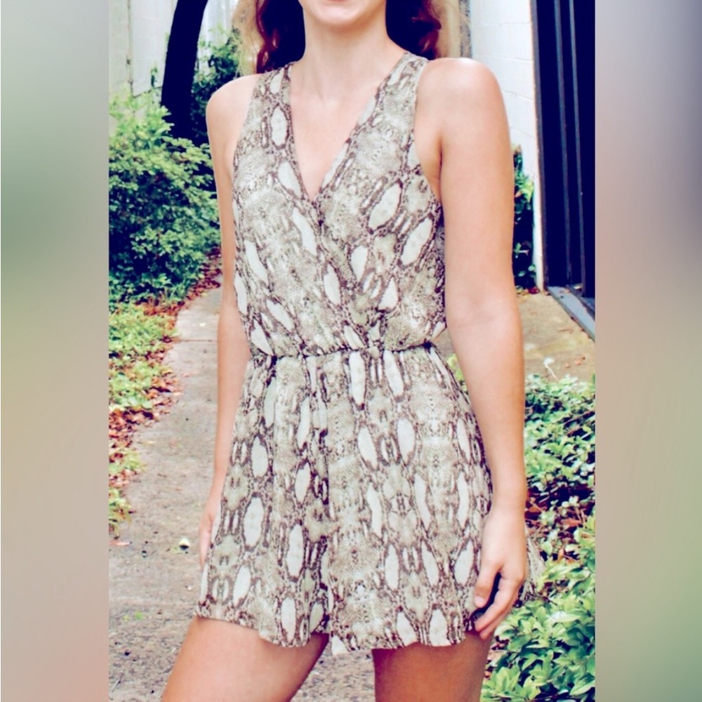 KLD ROMPER SIZE MED SNAKESKIN PRINT